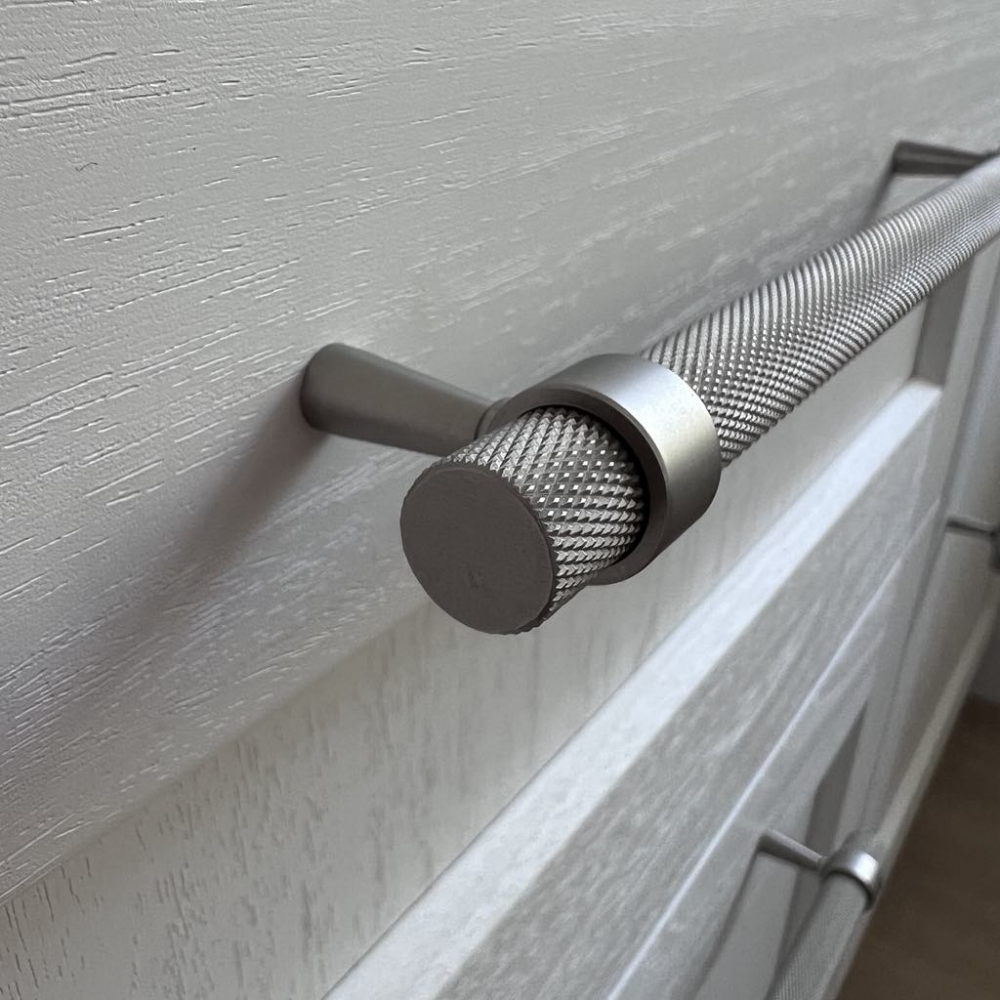 Våre håndtak i solid børstet messing kombinerer tidløs eleganse med eksepsjonell holdbarhet. Den solide messingkvaliteten gir en luksuriøs, varig finish som tåler tidens tann og tilfører varme til ethvert rom. Leveres på 2-6 dager med Bring.