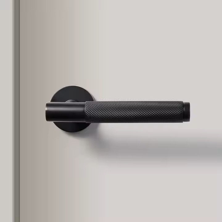 Laget i rustfritt stål med en svart finish – disse dørhåndtakene kombinerer holdbarhet med tidløs design. Perfekt for å fornye interiørdører . Lås er inkl. i prisen. Rask levering på 2-6 virkedager med Bring.