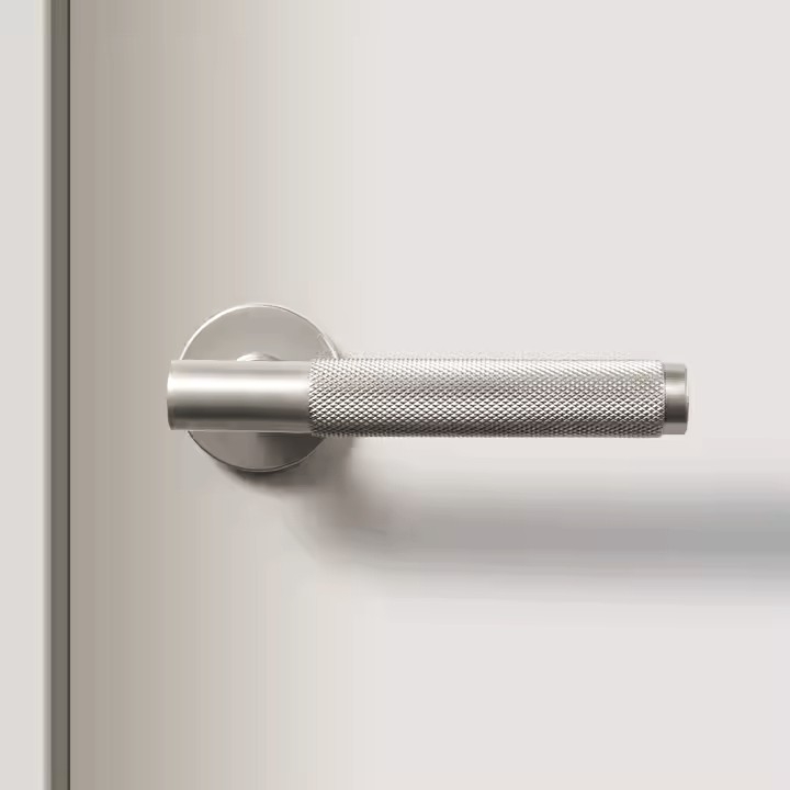 Laget i solid rustfritt stål med elegant børstet finish – et minimalistisk, men sofistikert valg for moderne hjem. Den dempede metallglansen og slipemerkene gir en industriell, samtidig tidløs estetikk. Lås er inkl. i prisen. Leveres på 2-6 virkedager.