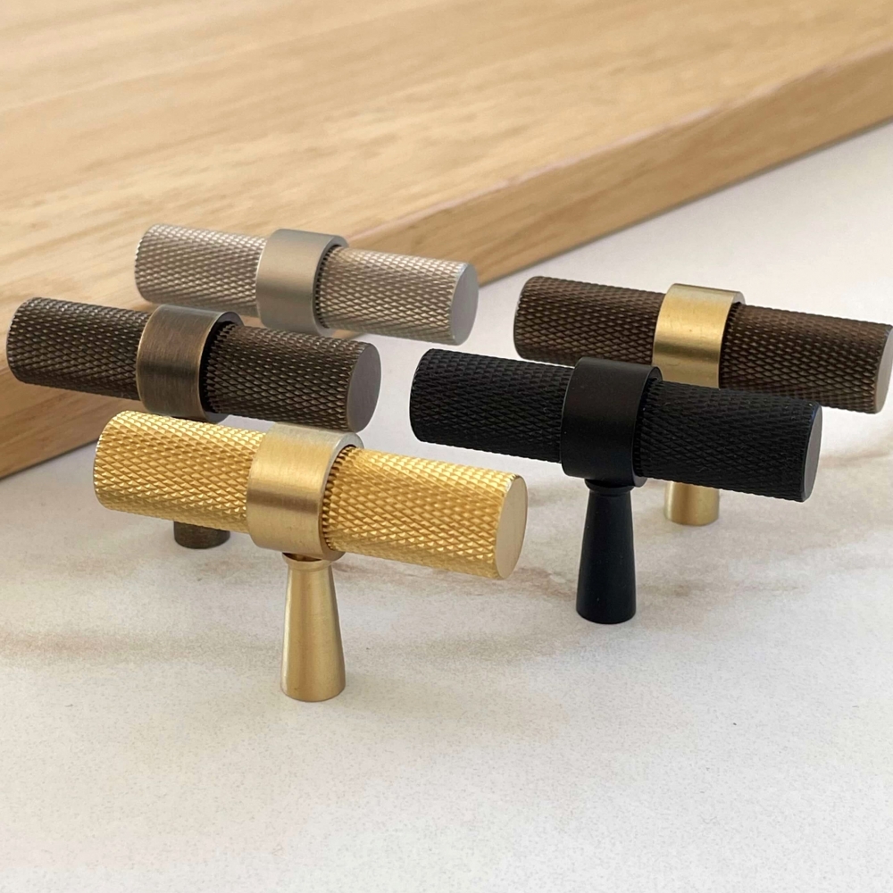 Gi et snev av eleganse til interiøret ditt med våre elegante T-bar-håndtak, laget av eksklusiv solid messing. Designet for å komplementere både moderne og klassiske stiler. Leveres på 2-6 dager med Bring.