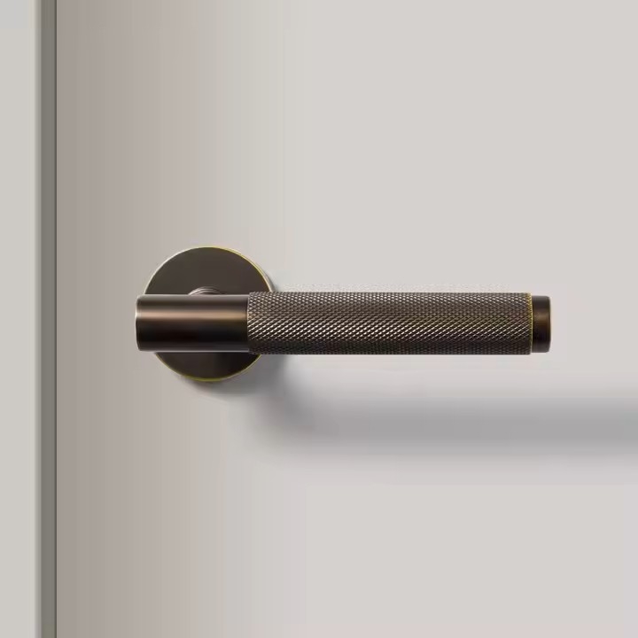 Laget i rustfritt stål med en antikk messing farge – disse dørhåndtakene kombinerer holdbarhet med tidløs design. Perfekt for å fornye interiørdører . Lås er inkl i prisen. Rask levering på 2-6 virkedager med Bring.