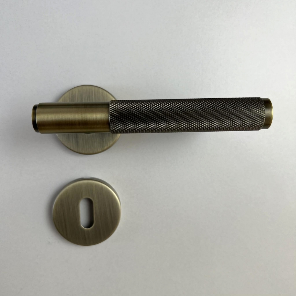 Laget i rustfritt stål med en antikk messing farge – disse dørhåndtakene kombinerer holdbarhet med tidløs design. Perfekt for å fornye interiørdører . Lås er inkl i prisen. Rask levering på 2-6 virkedager med Bring.
