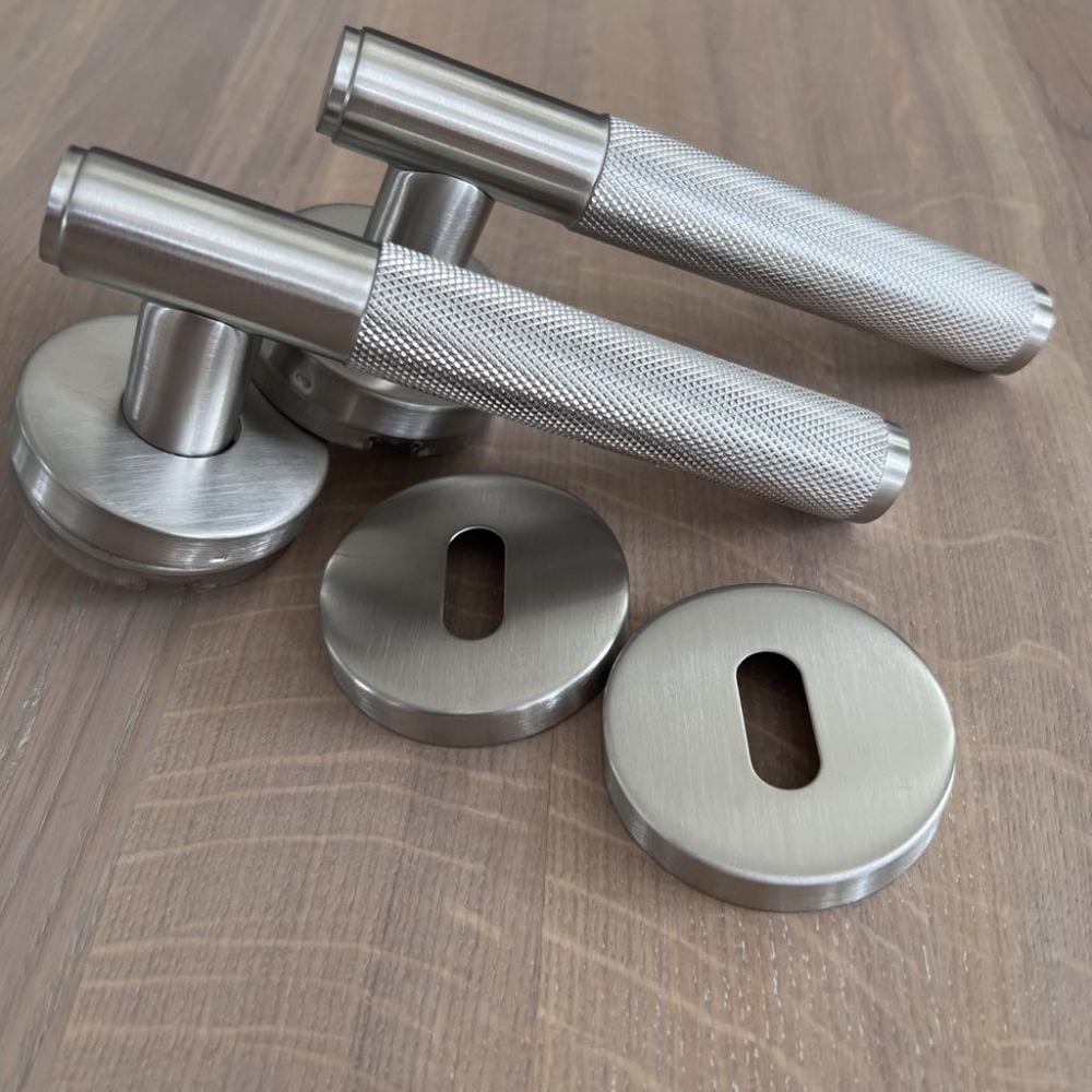 Laget i solid rustfritt stål med elegant børstet finish – et minimalistisk, men sofistikert valg for moderne hjem. Den dempede metallglansen og slipemerkene gir en industriell, samtidig tidløs estetikk. Lås er inkl. i prisen. Leveres på 2-6 virkedager.