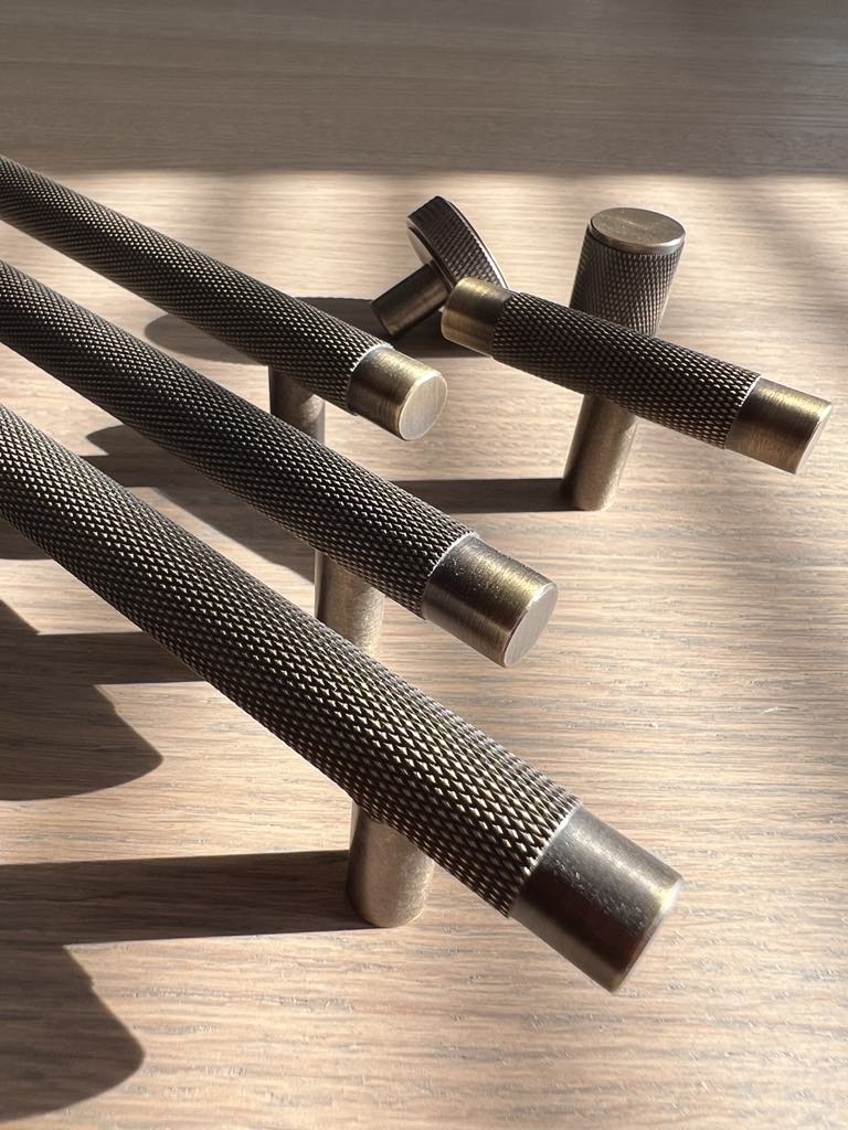 For et sofistikert hjem, velg håndtak i massiv messing – kjent for sin holdbarhet, tidløse glans og evne til å forbedre ethvert møbel. Nyt en følelse av historisk sjarm med vårt antikk messing finish håndtak. Leveres på 2-6 dager med Bring.