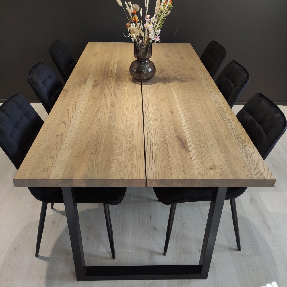 Spisebord TRON er laget i massiv (4cm tykk), FSC sertifikert heltre eik. Tradisjonelle linjer, rette-kant vil gi spisestuen et tidløst designbord som vil vare i mange år!