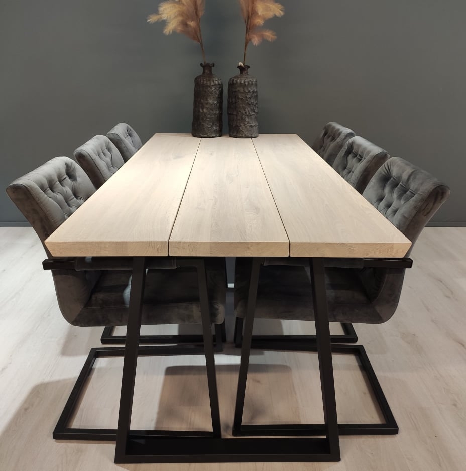 Håndlaget, moderne spisebord i heltre eik, 4 tykk; Bordplate laget i 3 deler, som er dekket med naturlig OSMO dekorvoks og topolje i hvit farge. Bordbena er pulverlakkerte i matt, svart farge. Et solid, slitesterkt bord som vil vare i årevis!