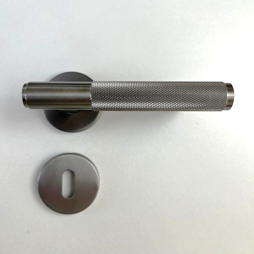 Laget i rustfritt stål med en gun metall farge – disse dørhåndtakene kombinerer holdbarhet med tidløs design. Perfekt for å fornye interiørdører . Lås er inkl i prisen. Rask levering på 2-6 virkedager med Bring.