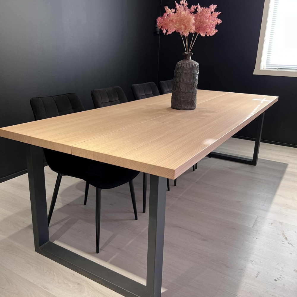Håndlaget, moderne spisebord i heltre eik, 4 tykk; Bordplate laget i 2 deler, som er dekket med  OSMO  topolje i naturell farge. Bordbena er pulverlakkerte i matt, svart farge. SPISEBORD 250X100X75,-sjelden rød eik