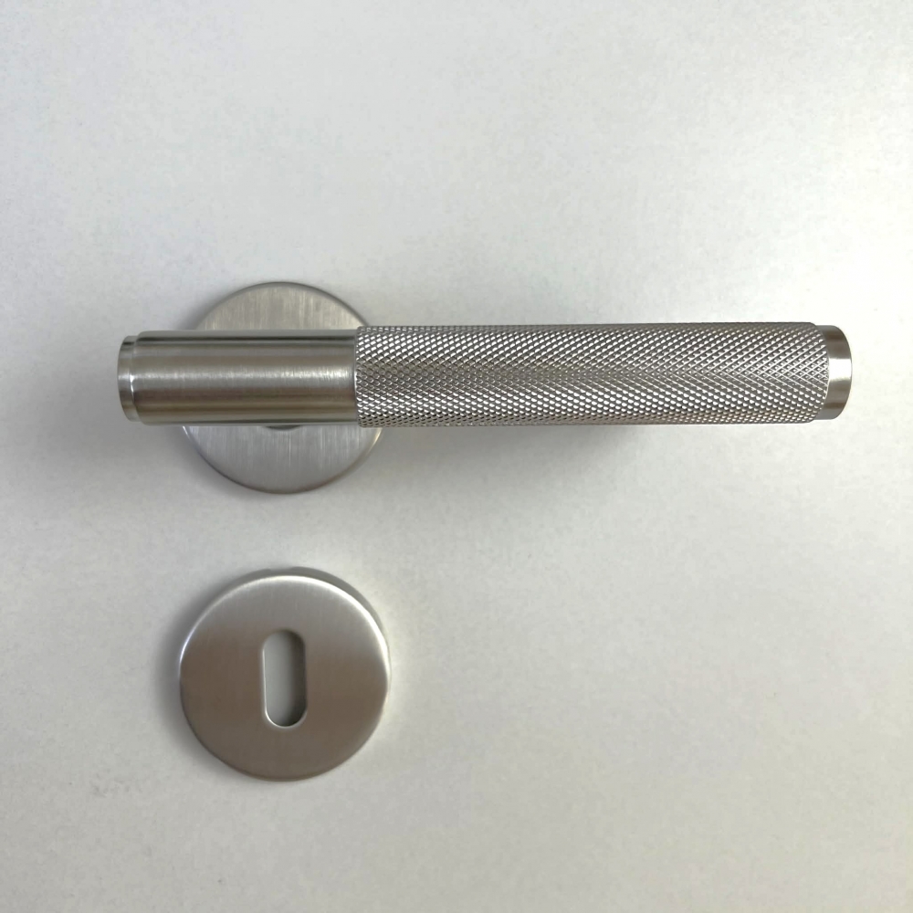 Laget i solid rustfritt stål med elegant børstet finish – et minimalistisk, men sofistikert valg for moderne hjem. Den dempede metallglansen og slipemerkene gir en industriell, samtidig tidløs estetikk. Lås er inkl. i prisen. Leveres på 2-6 virkedager.