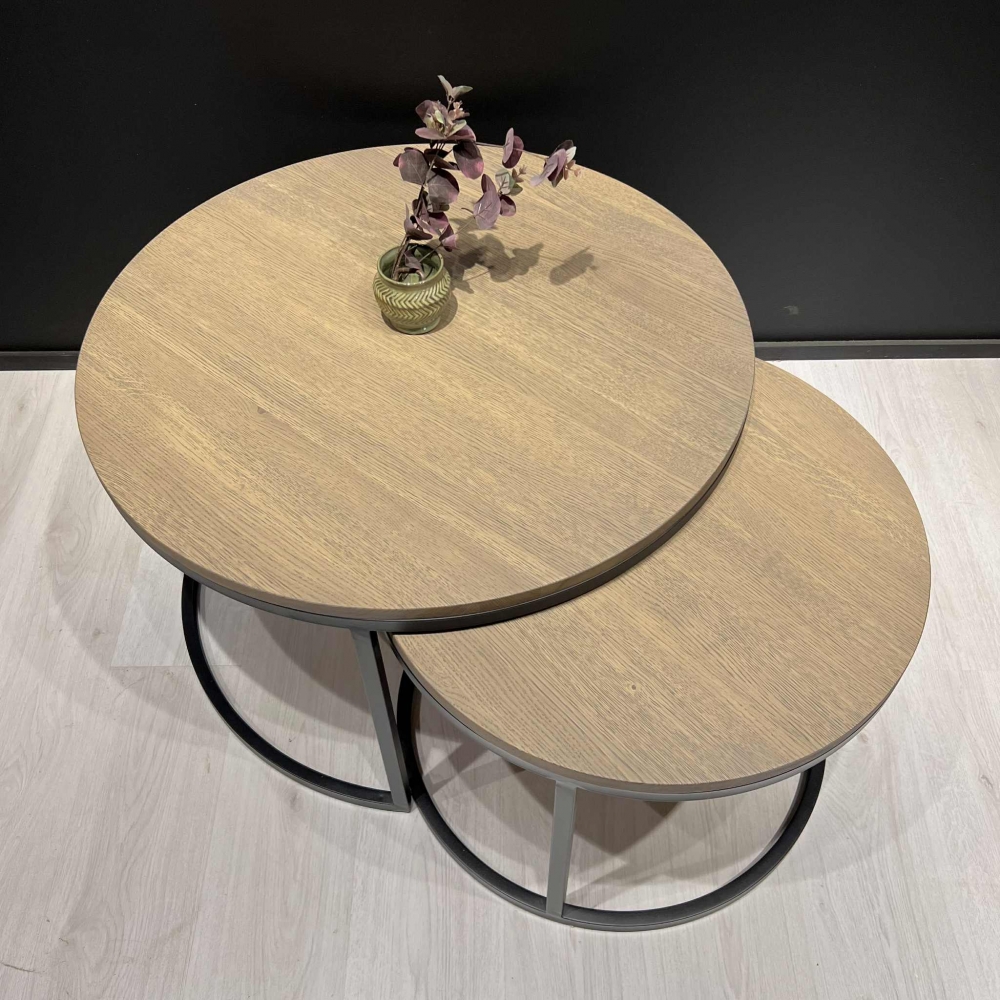 Multe- rundt sofabordsett Ø80 H50 og Ø60 H45 lakkert heltre eik -Osmo fjell+top oil fargeløs med understell metall svart
Moderne sofabord hvor det ene bordet delvis kan skyves under det andre
Stilrent, tidløst, klassisk og moderne
Vil passe perfekt