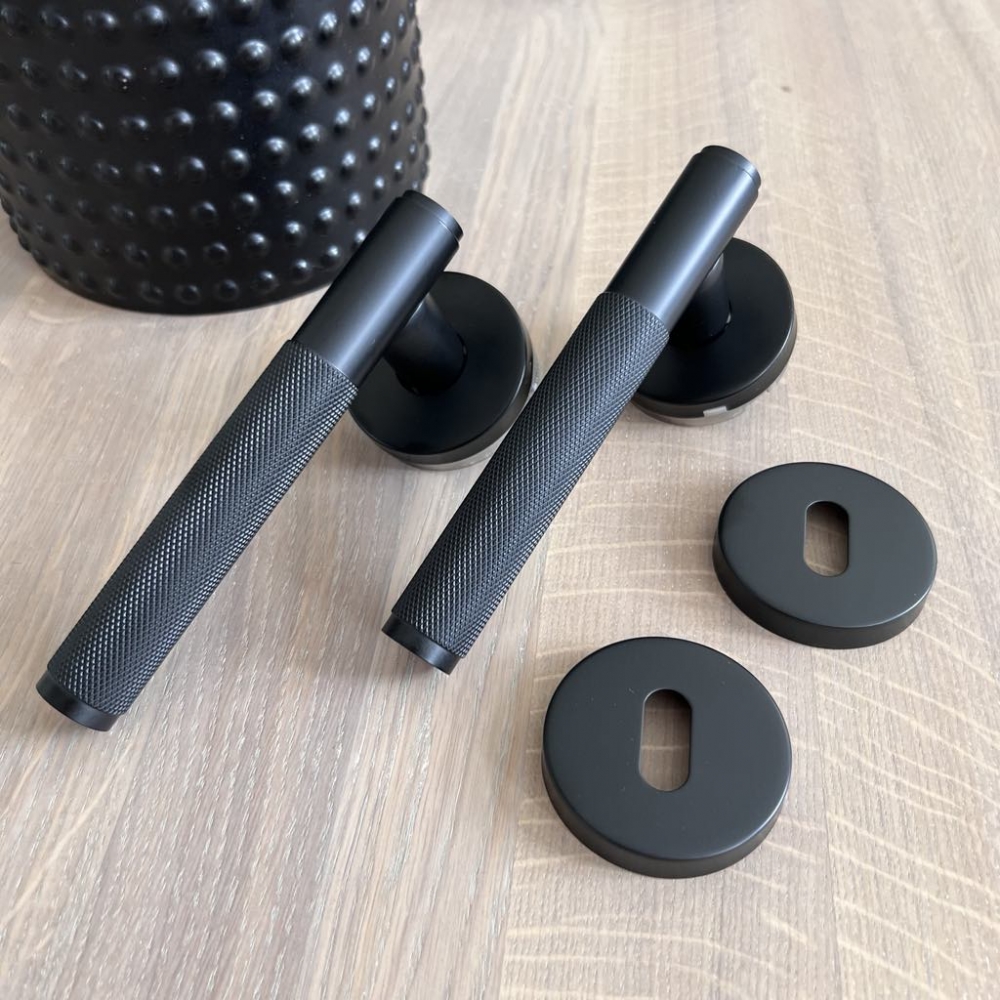 Laget  i rustfritt stål   med en  svart finish – disse dørhåndtakene kombinerer holdbarhet med tidløs design. Perfekt for å fornye  interiørdører . Lås er inkl. i prisen. Rask levering på 2-6 virkedager med Bring.
 