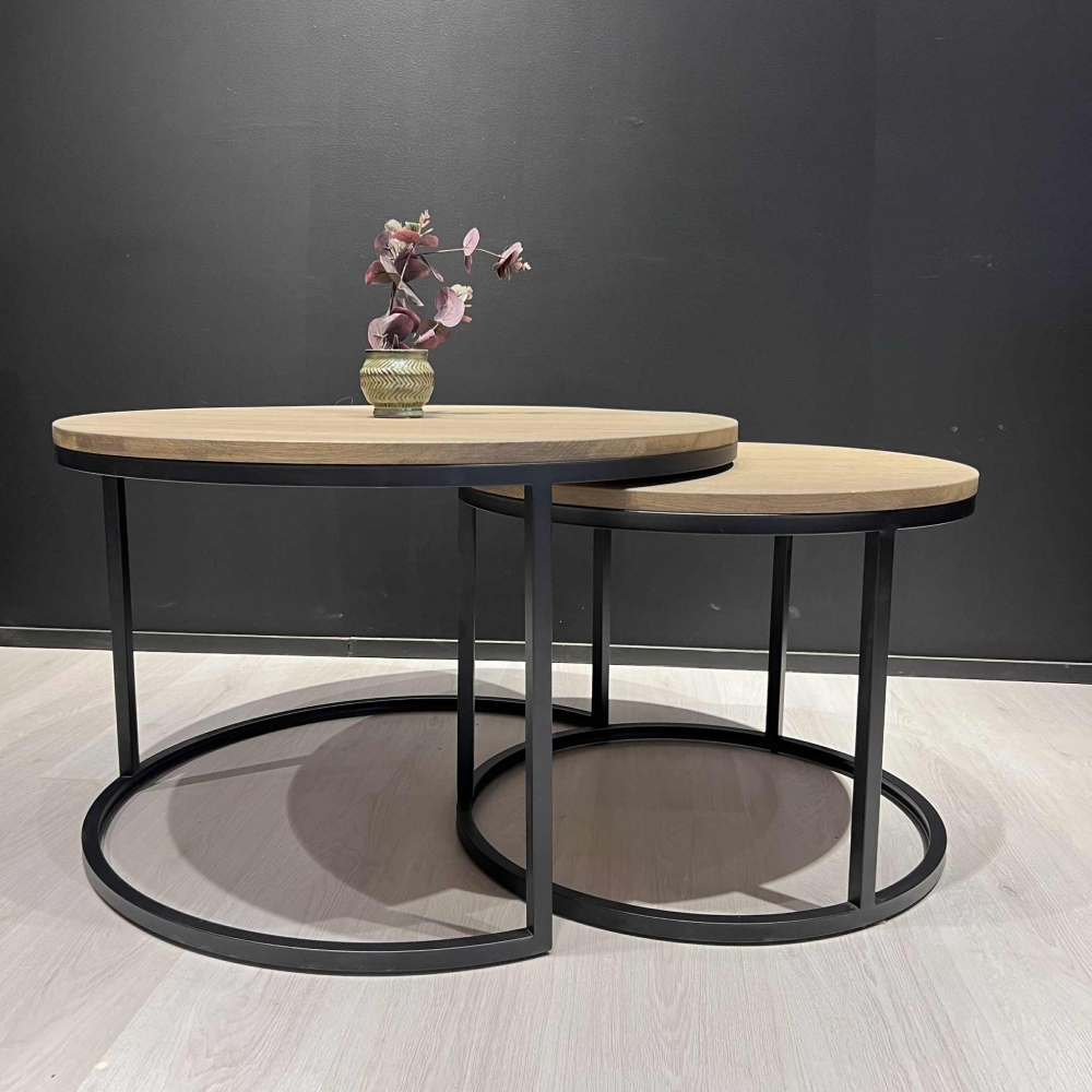 Multe- rundt sofabordsett Ø80 H50 og Ø60 H45 lakkert heltre eik -Osmo fjell+top oil fargeløs med understell metall svart
Moderne sofabord hvor det ene bordet delvis kan skyves under det andre
Stilrent, tidløst, klassisk og moderne
Vil passe perfekt