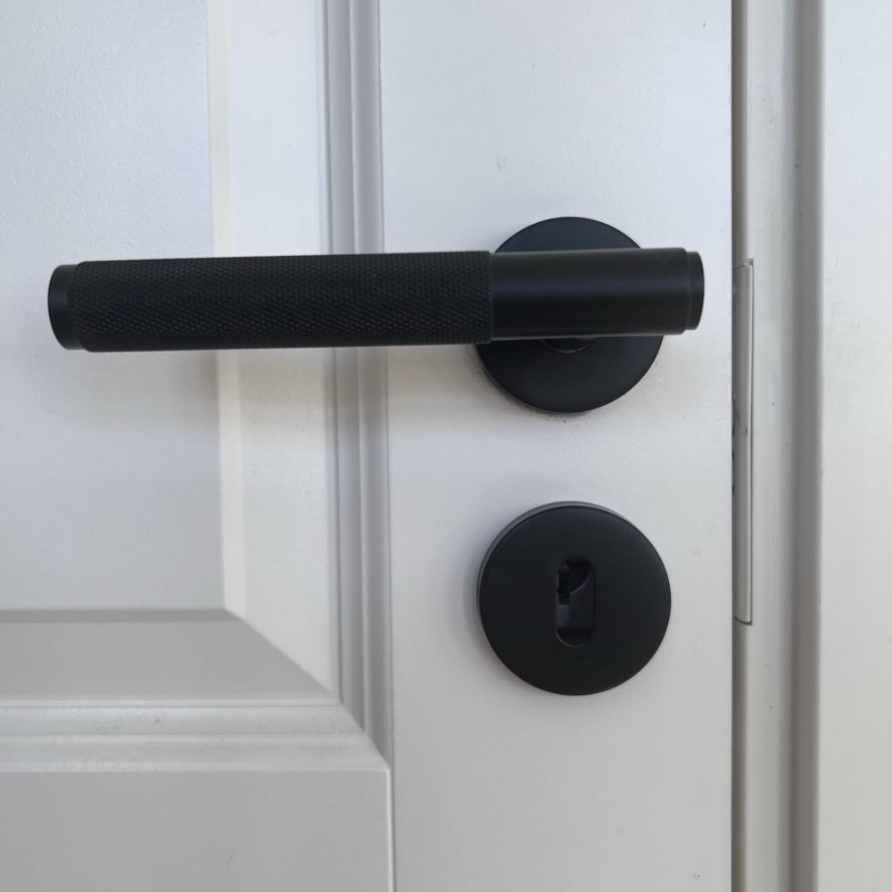 Laget  i rustfritt stål   med en  svart finish – disse dørhåndtakene kombinerer holdbarhet med tidløs design. Perfekt for å fornye  interiørdører . Lås er inkl. i prisen. Rask levering på 2-6 virkedager med Bring.
 