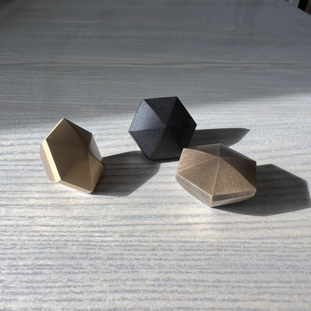 Eksklusivitet i hver detalj – solid messing gir et sofistikert preg til ethvert hjem, med varig eleganse. Leveres på 2-6 dager med Bring. Betal trygt med Klarna, Visa, Mastercard eller Vipps.