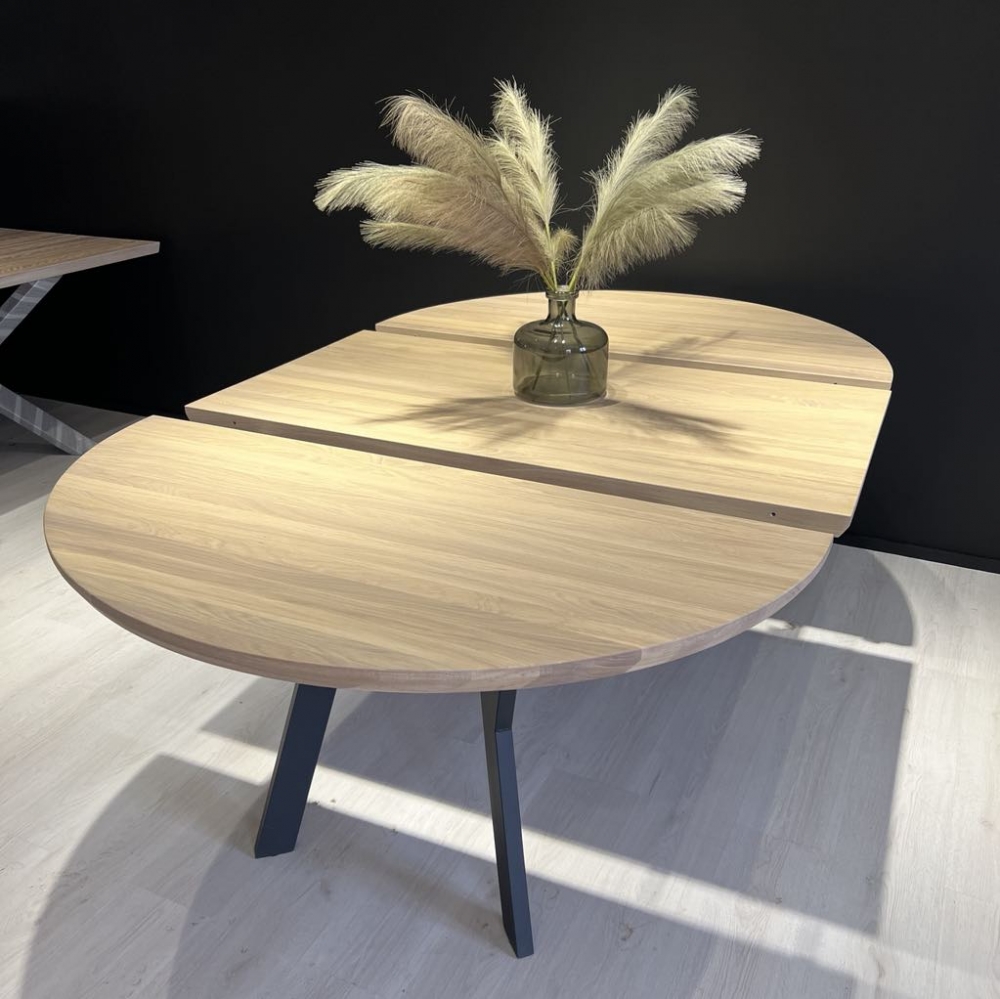 Rundt spisebord Ø120 / Ø130 / Ø140 cm med tilleggsplate
Spisebord i fargen natur med tilleggsplate på 60 cm, som gir ekstra plass når det trengs. Perfekt for både hverdagsbruk og selskaper.
