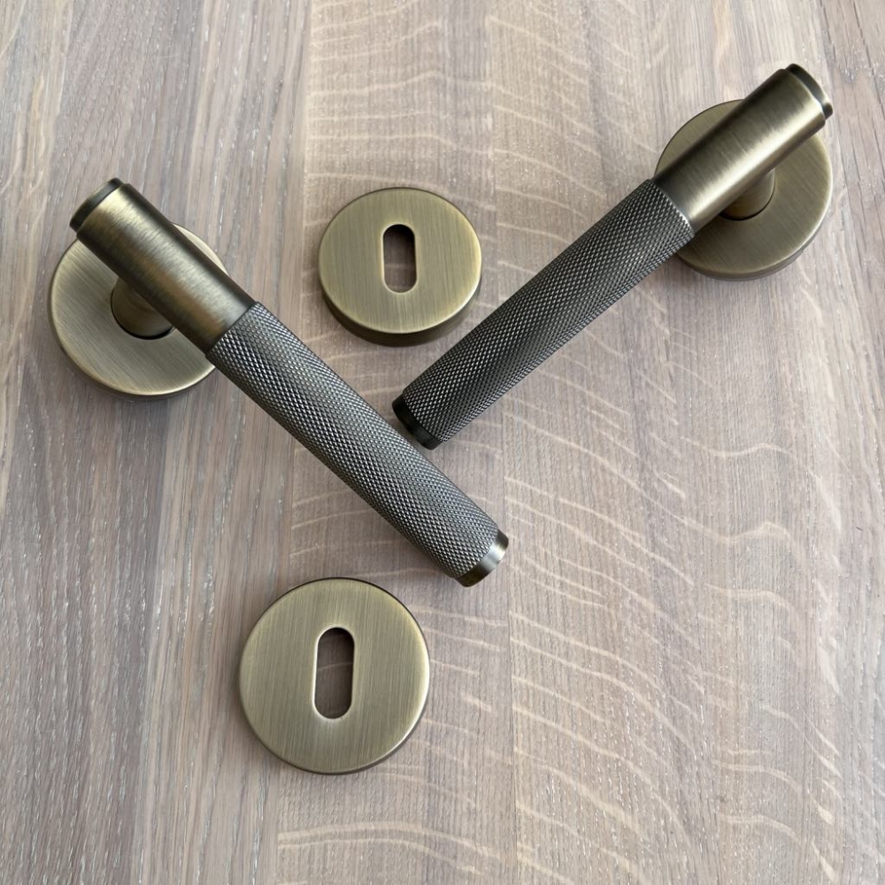 Laget i rustfritt stål med en antikk messing farge – disse dørhåndtakene kombinerer holdbarhet med tidløs design. Perfekt for å fornye interiørdører . Lås er inkl i prisen. Rask levering på 2-6 virkedager med Bring.
