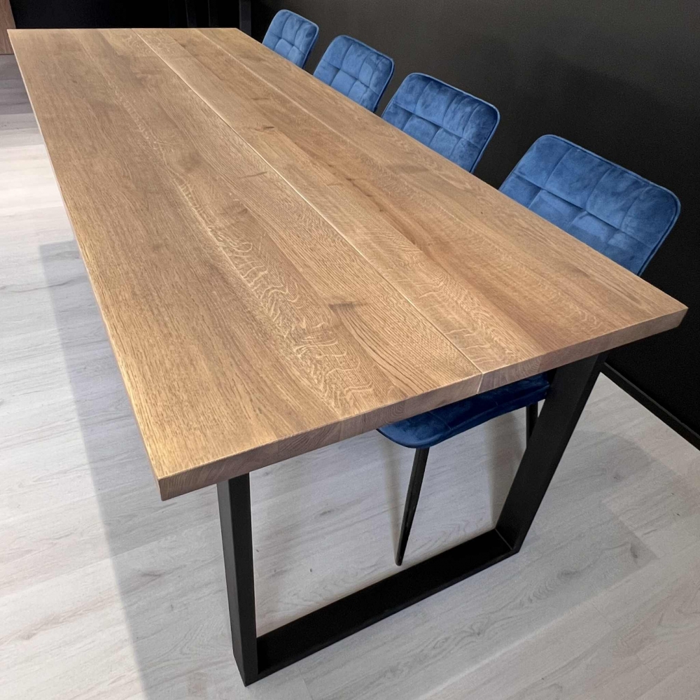 Håndlaget, moderne spisebord i heltre eik, 4 tykk; Bordplate laget i 2 deler, som er dekket med kongle OSMO dekorvoks og topolje i fargeløs farge. Bordbena er pulverlakkerte i matt, svart farge. SPISEBORD 230X90X75,FARGE KONGLE